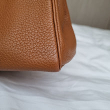 Load image into Gallery viewer, Hermes Kelly 25 Gold with Gold Hardware