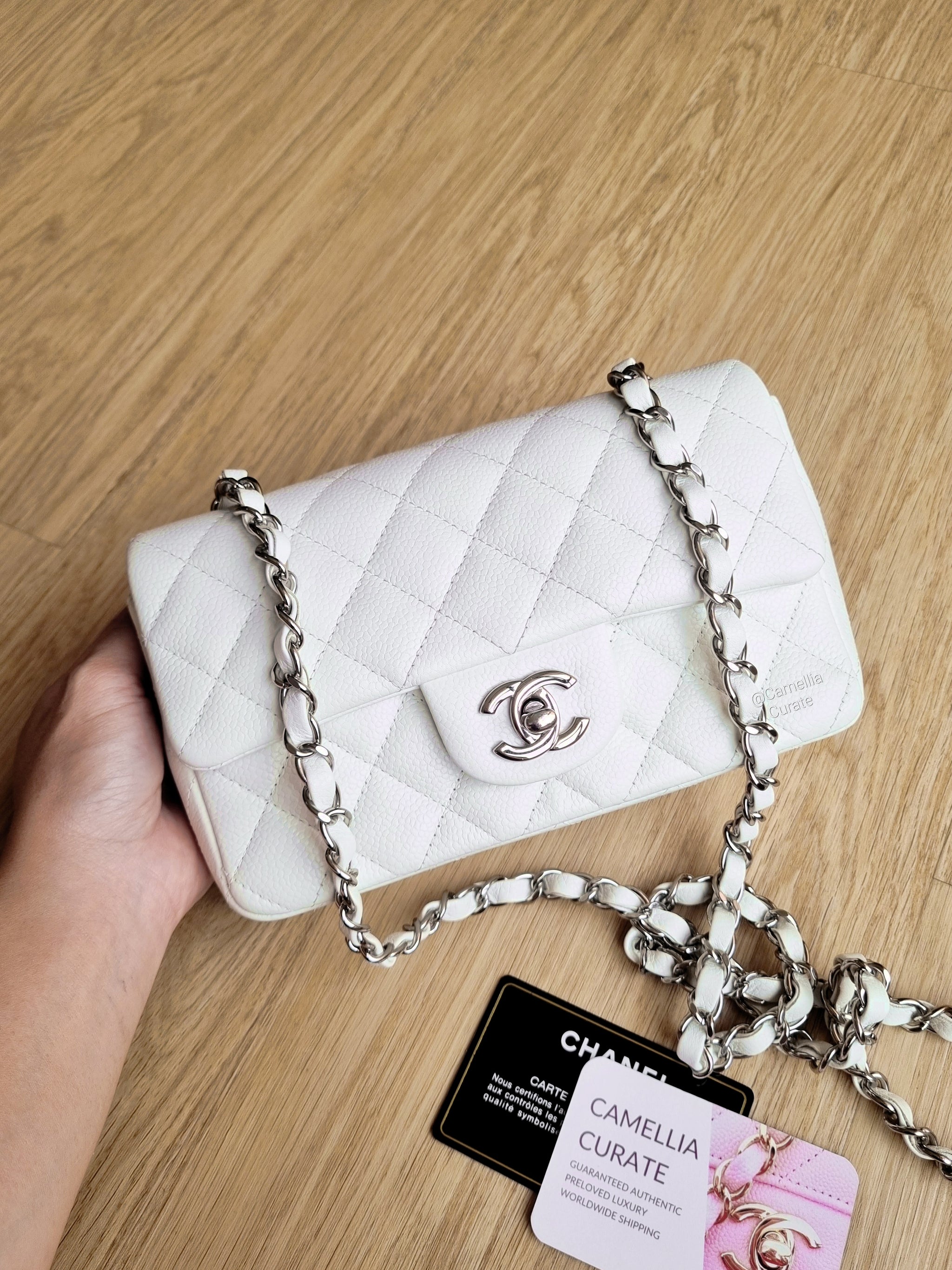 CHANEL ホワイト ミニバッグ Chanel 25 mini handbag, Braided raffia, calfskin & gold-tone metal